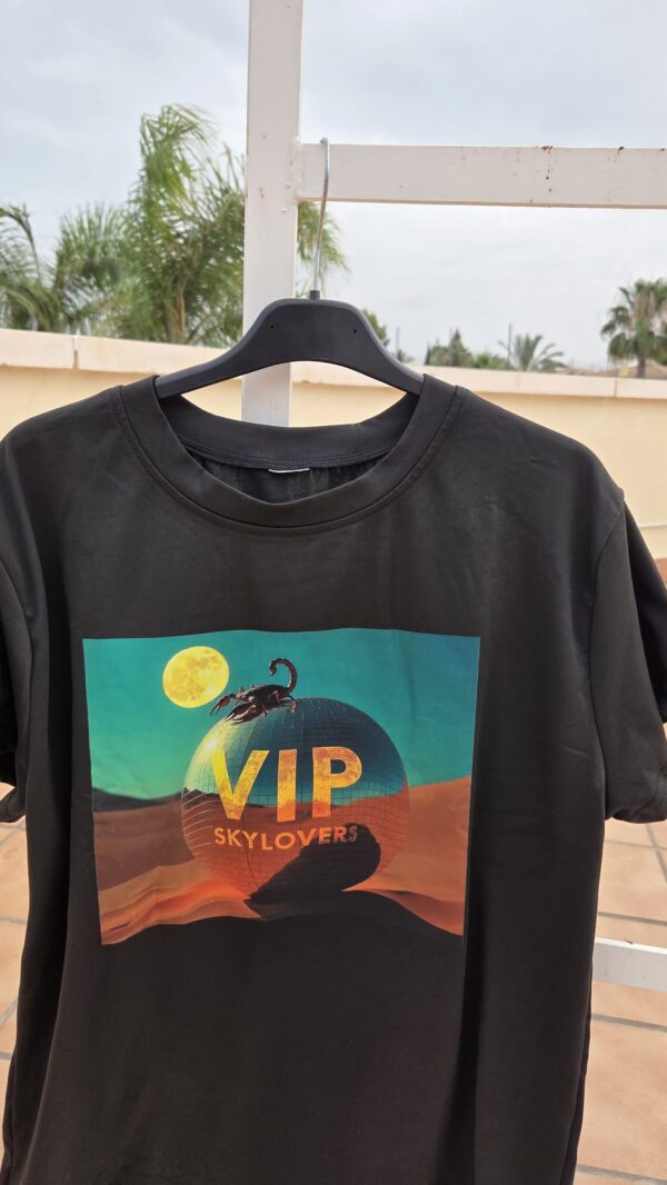 🦂 Camiseta Escorpión Disco – Misterio y Ritmo en una Prenda 🎶✨ - Imagen 2