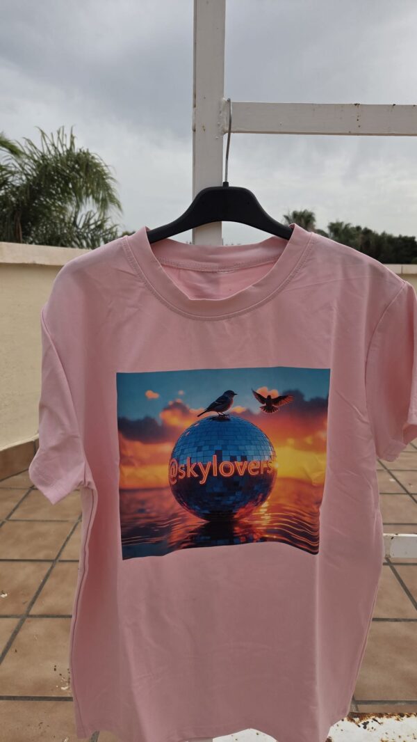 🕊️ Camiseta Rosa “Bird Disco” – Libertad con Brillo Propio ✨ - Imagen 2